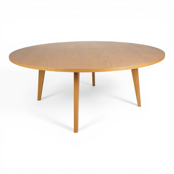 Stort, rundt spisebord av eik