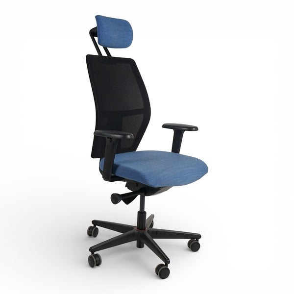 Kontorstol fra Savo med lyseblå detaljer