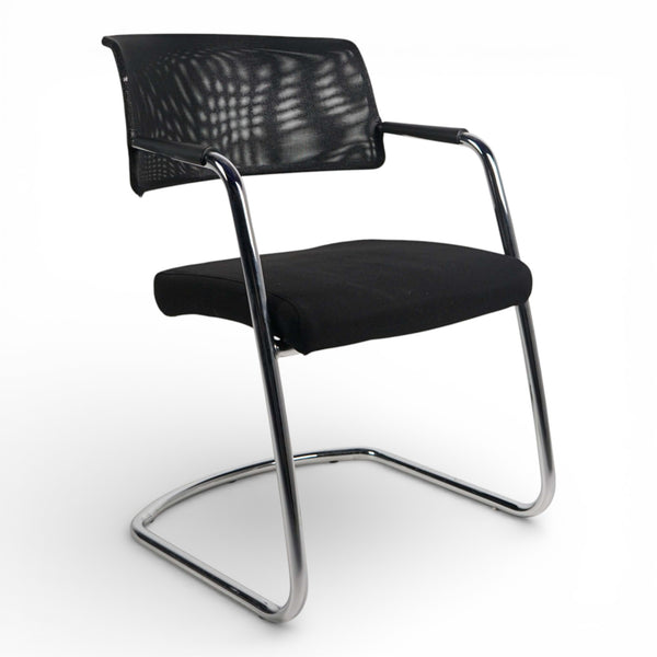 Besøksstol med mesh rygg fra Sitland