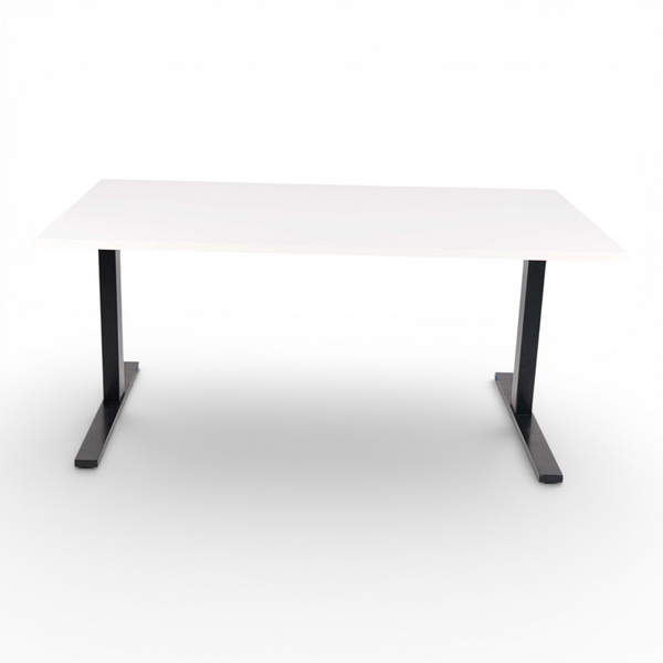 Elektrisk hev/senk skrivebord, sort understell, Ny hvit laminat bordplate