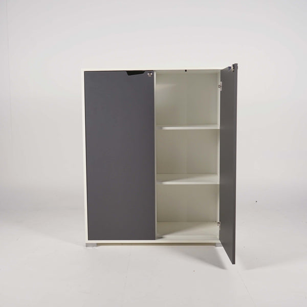 Låsbart skap med hyller og slagdører fra Holmris