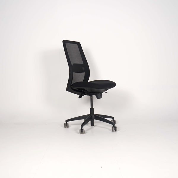 Claro kontorstol fra Kinnarps uten armlener