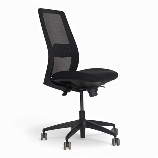 Claro kontorstol fra Kinnarps uten armlener