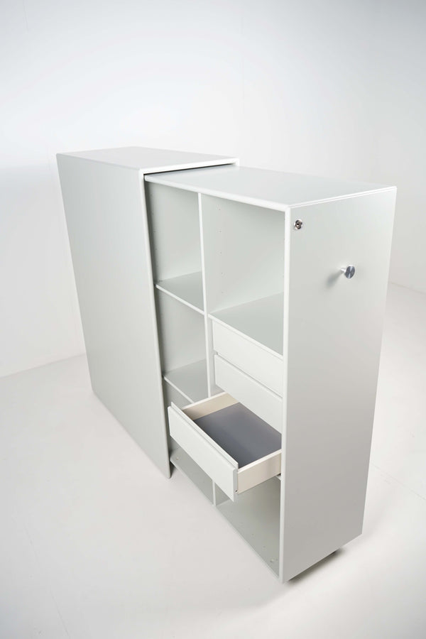 Montana tårnskap i en dus, grågrønn tone, venstreåpning