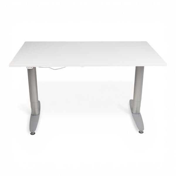 Elektrisk hev/senk skrivebord fra Kinnarps med ny hvit laminat bordplate, 140x80