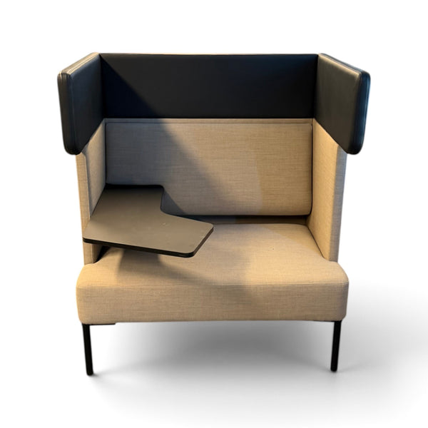FourUs Solo enseters kontorsofa fra Four Design, lysgrå Synergy med sort skinntopp