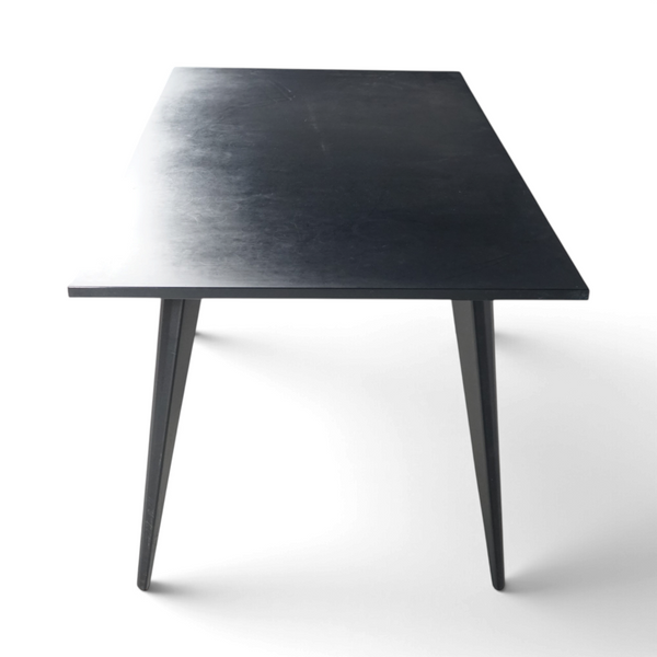 Sort møtebord med rektangulær plate og matchende sorte ben i studiomiljø