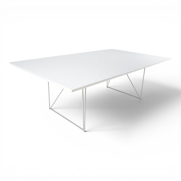 Hvit møtebord 220x130 m/sentrert kabelluke
