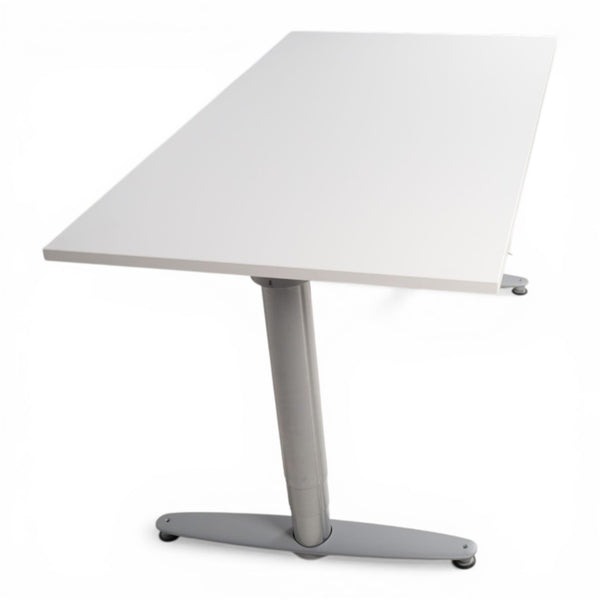 Elektrisk hev/senk skrivebord fra Kinnarps med ny hvit laminat bordplate, 140x80