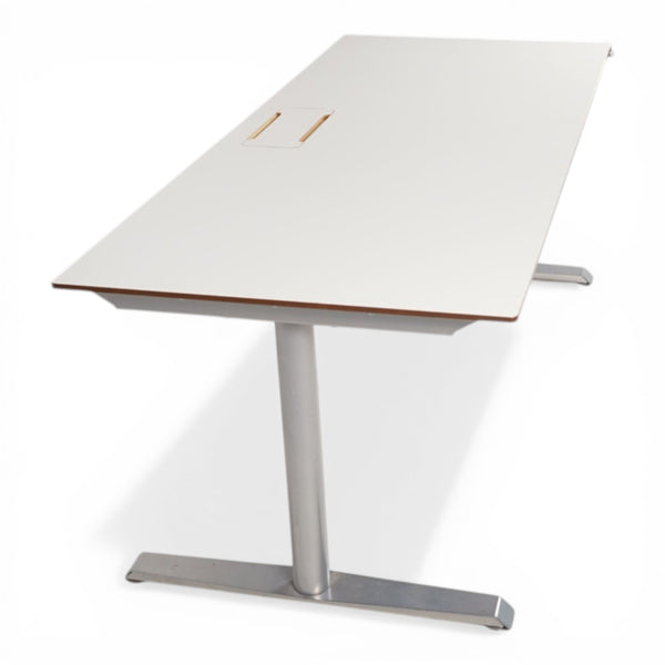 Elektrisk hev/senk skrivebord m/ understell i grå, hvit bordplate 180x80
