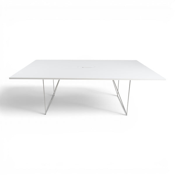 Hvit møtebord 220x130 m/sentrert kabelluke
