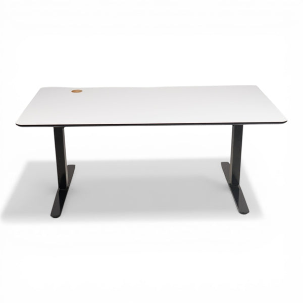 Elektrisk hev/senk skrivebord m/sort understell, hvit bordplate med sort kantlist 160x80