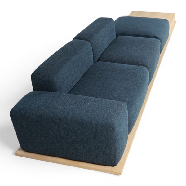 Meet modulsofa fra Offecct, mørkblå med sjeselong