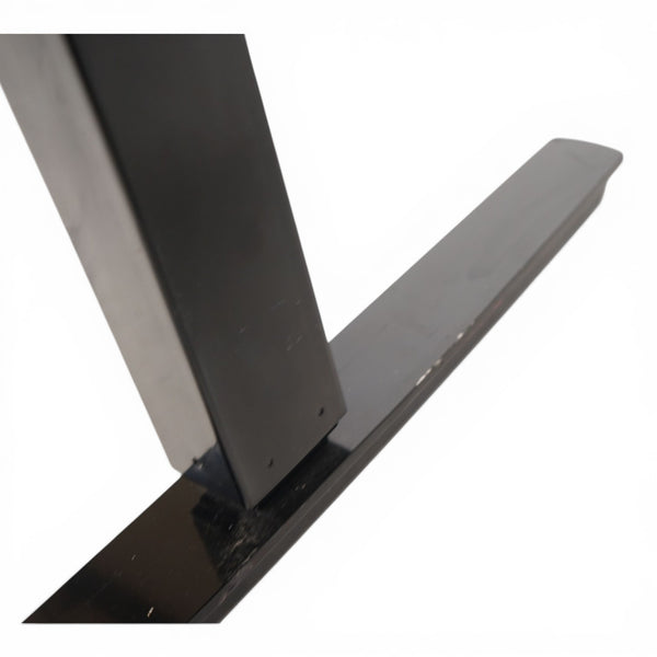 Elektrisk hev/senk skrivebord m/sort understell, hvit bordplate med sort kantlist 160x80