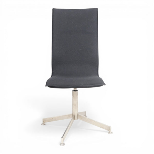 Sort konferansestol med krom benkryss