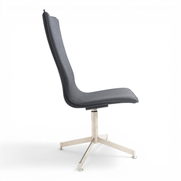 Sort konferansestol med krom benkryss