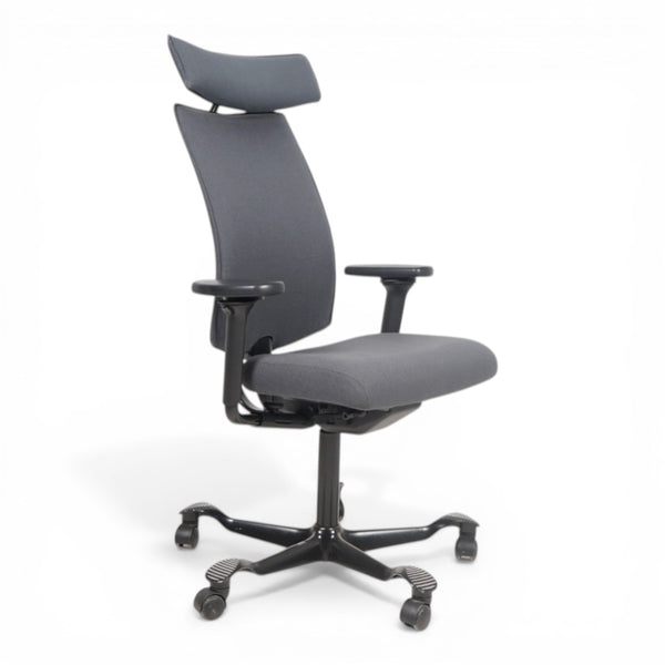 Håg H05 5600, med armlener og nakkestøtte, sort benkryss