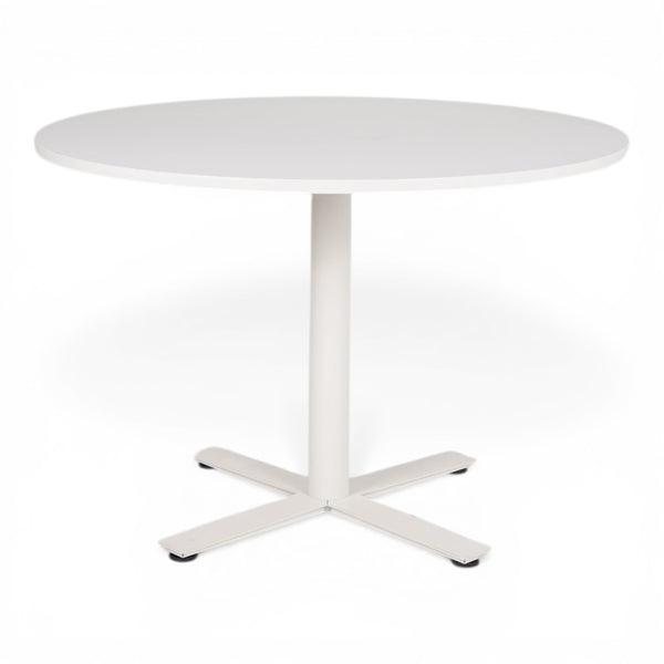 Rundt loungebord fra Kinnarps