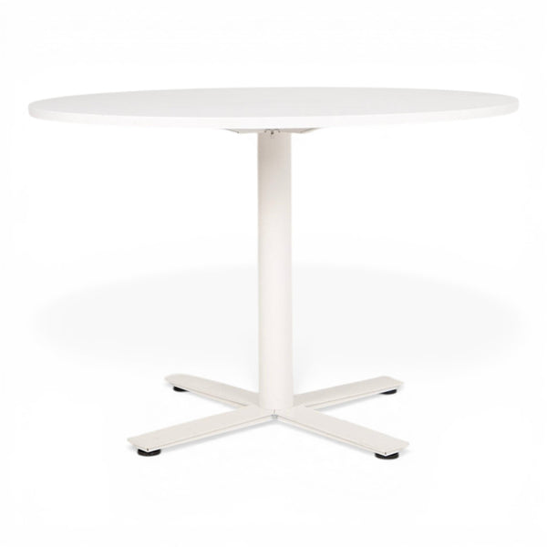 Rundt loungebord fra Kinnarps