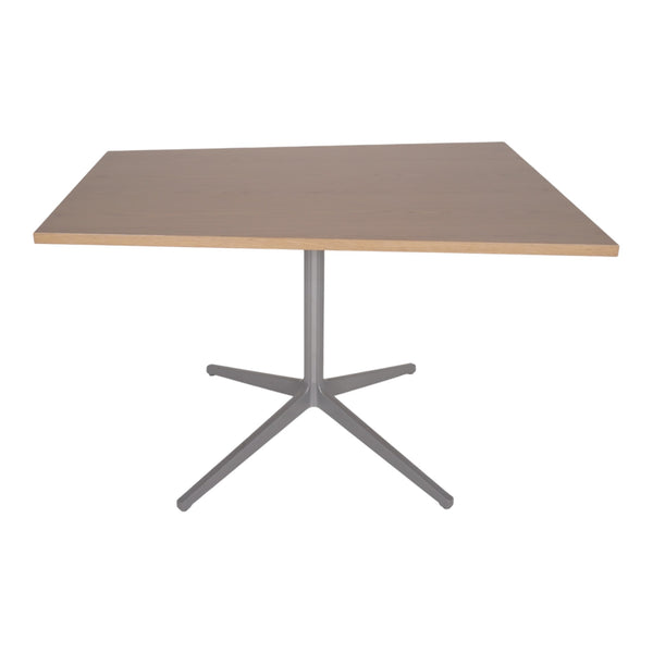 Lite møtebord, trapes