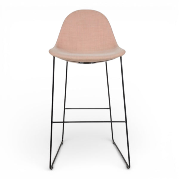 Barstol fra Johanson design i lys rosa stoff