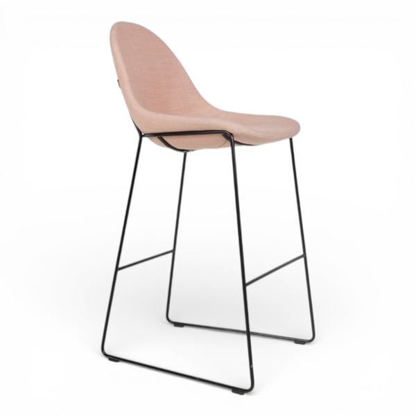 Barstol fra Johanson design i lys rosa stoff