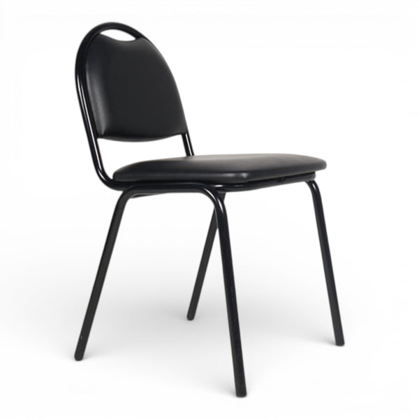 Warren konferansestol fra AJ Produkter med svart kunstskinn og stålramme.