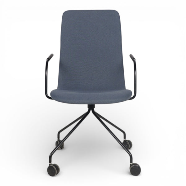 Konferansestol fra martela med blått stoff, sort fotkryss med hjul og armlener