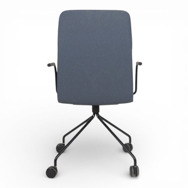 Konferansestol fra martela med blått stoff, sort fotkryss med hjul og armlener