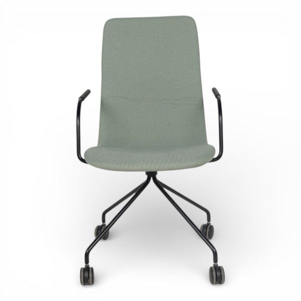 Konferansestol fra martela med grønt stoff, sort fotkryss med hjul og armlener