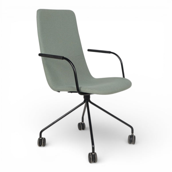 Konferansestol fra martela med grønt stoff, sort fotkryss med hjul og armlener