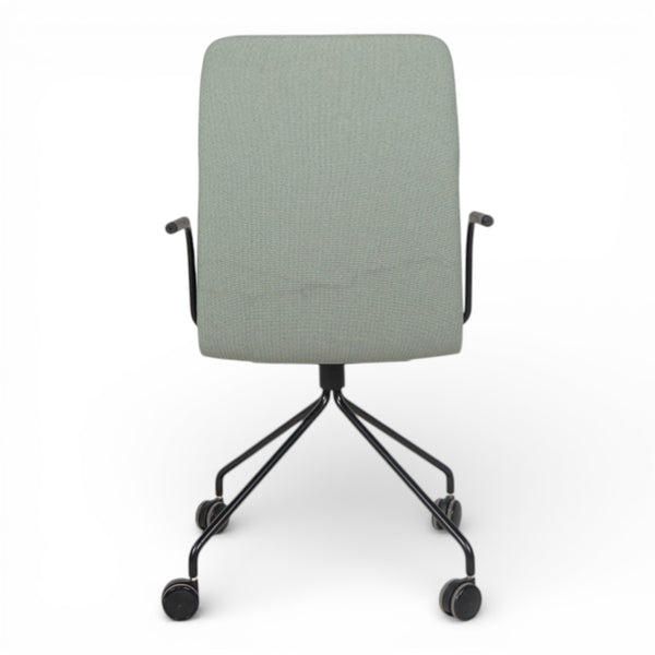 Konferansestol fra martela med grønt stoff, sort fotkryss med hjul og armlener