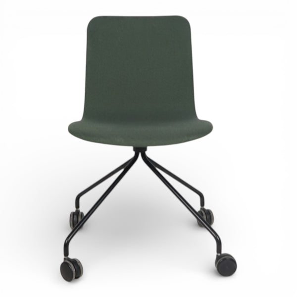 Konferansestol fra martela med grønt stoff, sort fotkryss med hjul