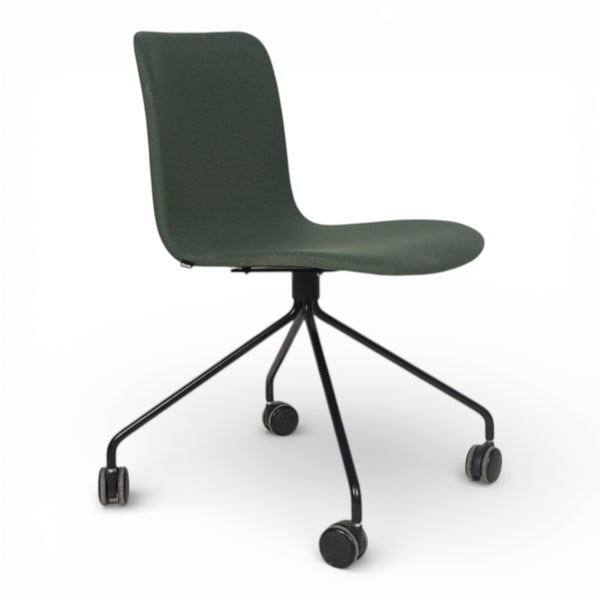 Konferansestol fra martela med grønt stoff, sort fotkryss med hjul