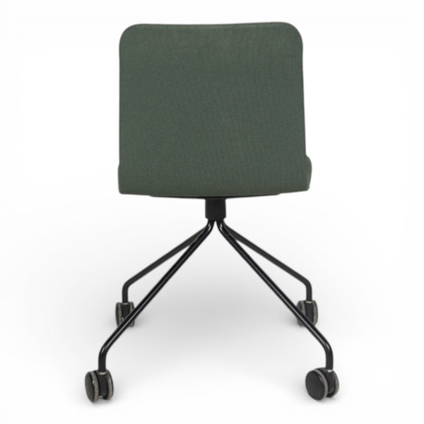 Konferansestol fra martela med grønt stoff, sort fotkryss med hjul