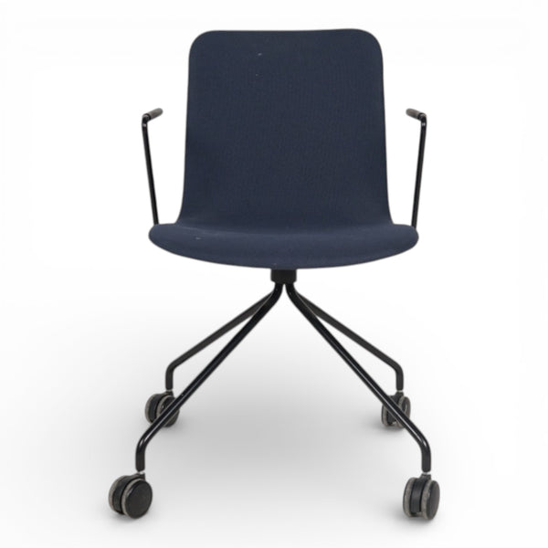 Konferansestol fra martela med blått stoff, sort fotkryss med hjul og armlener