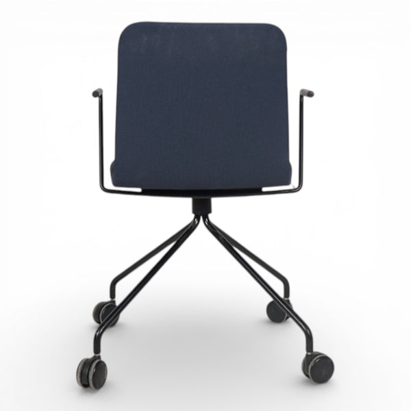 Konferansestol fra martela med blått stoff, sort fotkryss med hjul og armlener