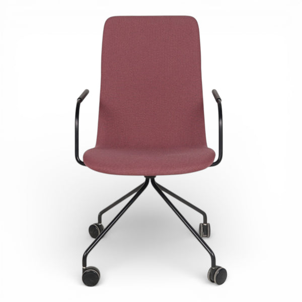 Konferansestol fra martela med blått stoff, sort fotkryss med hjul og armlener