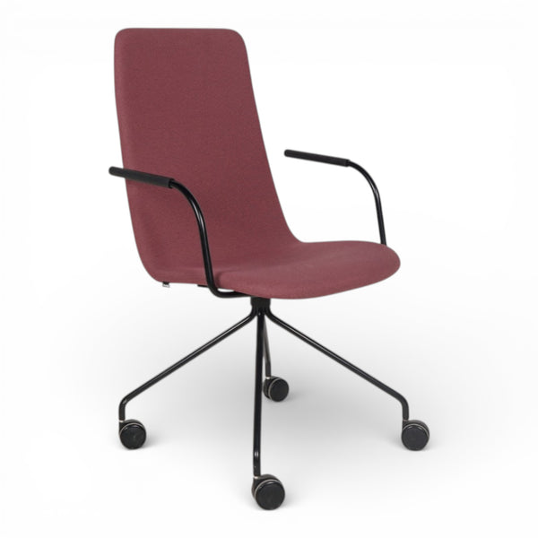 Konferansestol fra martela med blått stoff, sort fotkryss med hjul og armlener