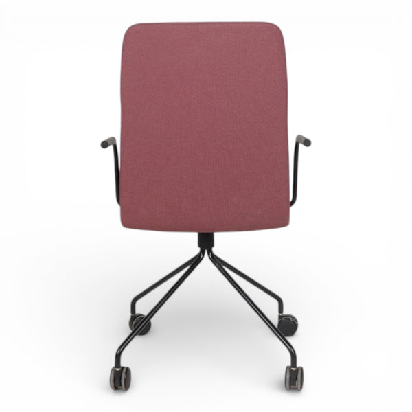 Konferansestol fra martela med blått stoff, sort fotkryss med hjul og armlener