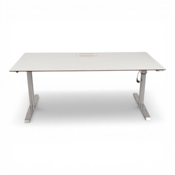 Elektrisk hev/senk skrivebord m/ understell i grå, hvit bordplate 180x80