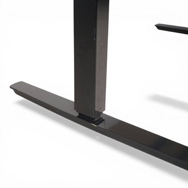 Elektrisk hev/senk skrivebord m/sort understell, hvit bordplate med sort kantlist 160x80