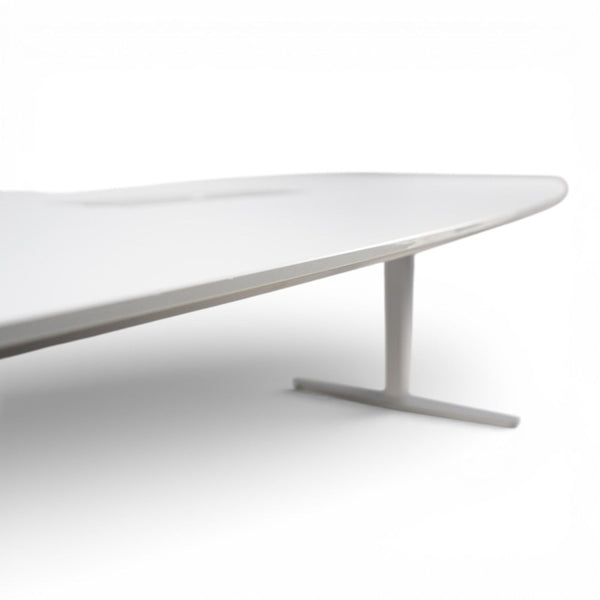 Hvitt møtebord 240x115 m/ sentrert kabelgjennomføring, Duba B8