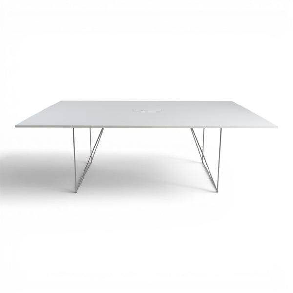Hvit møtebord 220x130 m/sentrert kabelluke