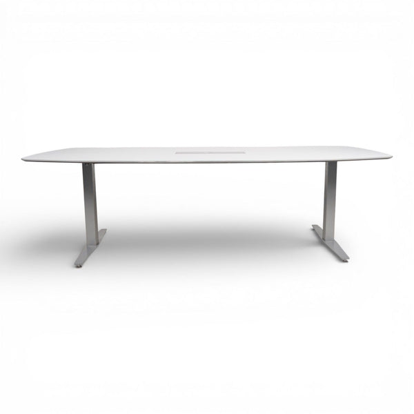Hvitt møtebord 240x115 m/ sentrert kabelgjennomføring, Duba B8