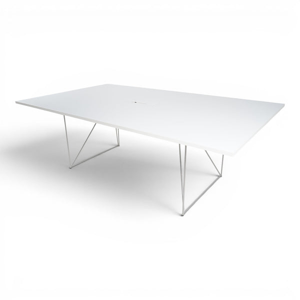 Hvit møtebord 220x130 m/sentrert kabelluke