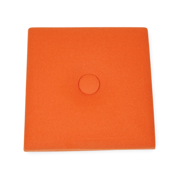 Lydabsorbent fra Karl Andersson & Söner, oransje med knapp 53×53