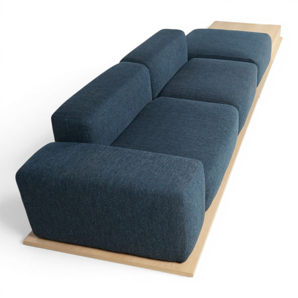 Meet modulsofa fra Offecct, mørkblå med sjeselong