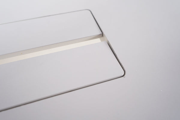 Grått møtebord m/ to kabelgjennomføringer 400x120, krom understell