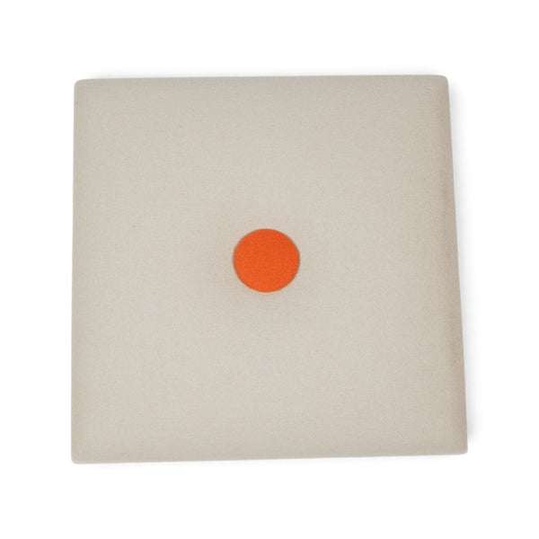 Lydabsorbent fra Karl Andersson & Söner, beige med oransje knapp 53×53